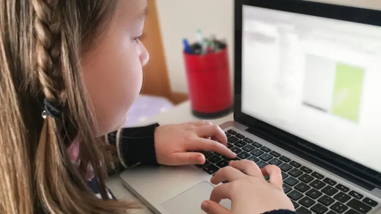 Should You Use Online Classes in Your Homeschool? Pros & Practical Benefits